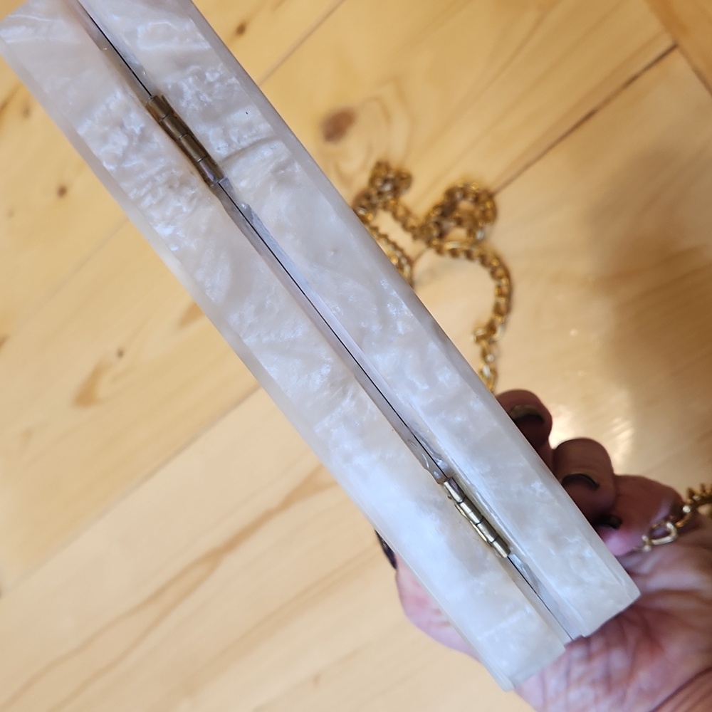 LULU NYC Wifey Acrylic Clutch Purse Gold Chain Strap - Picture 9 of 17